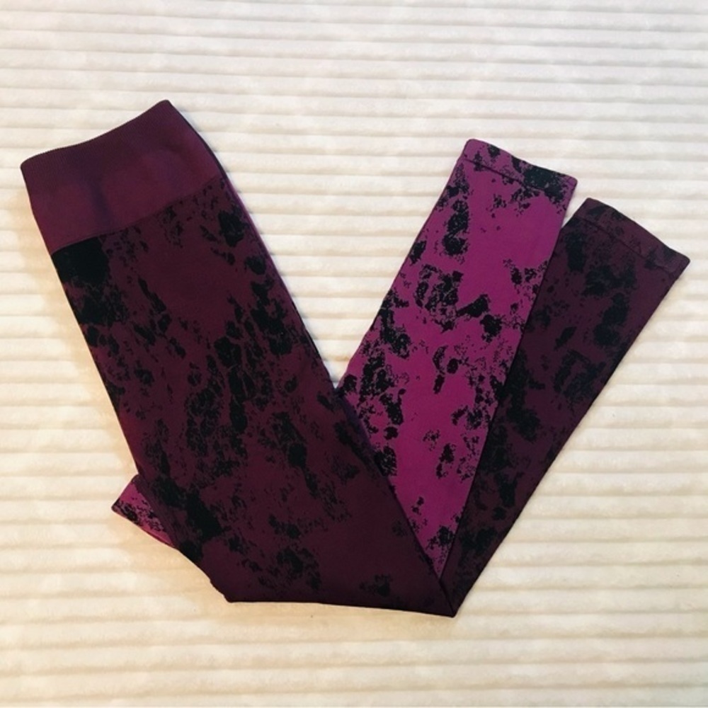 Fabletics Ultra High-Waisted Seamless Marble 7/8 Plum Perfect/Multi Size Small - Picture 3 of 6